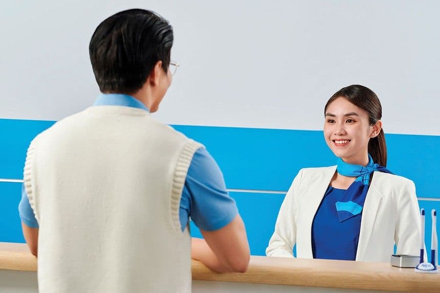 Khách hàng giao dịch tại quầy ngân hàng, tượng trưng cho hoạt động huy động vốn và dịch vụ tài chính của ngân hàng Việt Nam.