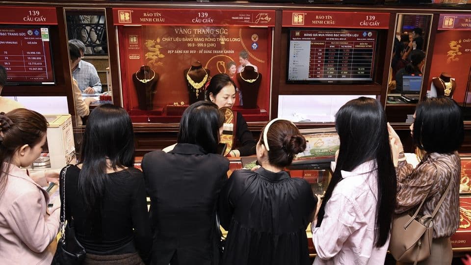 Khách hàng giao dịch tại quầy vàng, phản ánh nhu cầu cao và chênh lệch giá vàng SJC