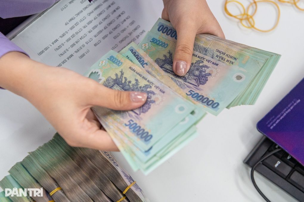 Khách hàng giao dịch tiền mặt tại ngân hàng, tượng trưng cho sự ổn định và niềm tin vào Agribank