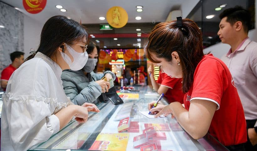Khách hàng giao dịch vàng tại cửa hàng, thể hiện tâm lý thị trường vàng