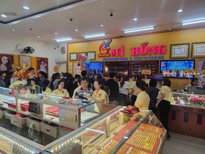 Khách hàng giao dịch vàng tại một cửa hàng vàng ở Việt Nam, thể hiện sự sôi động của thị trường vàng nội địa.