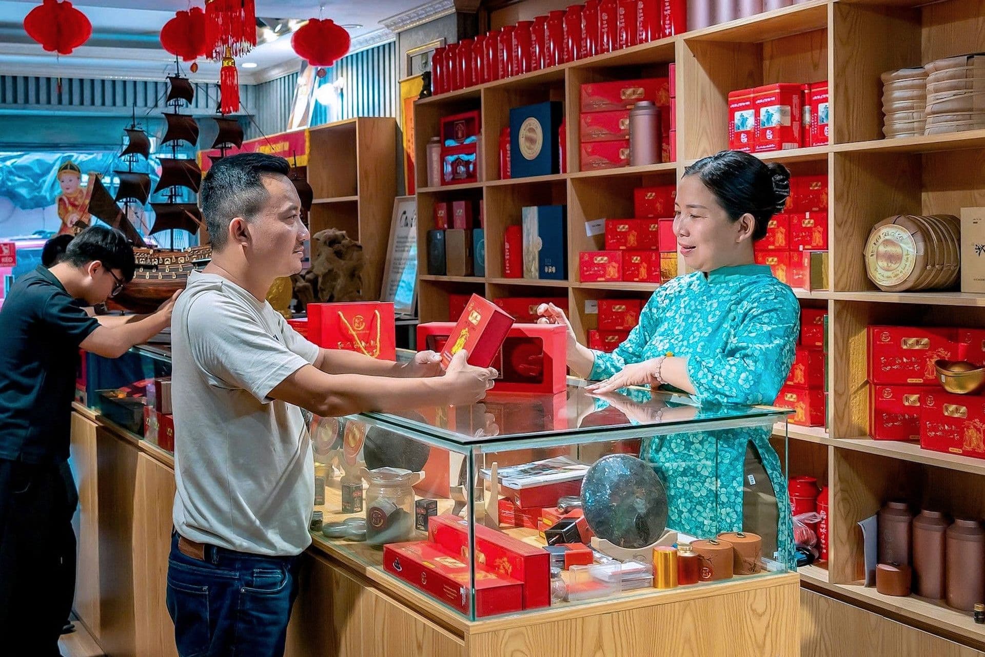 Khách hàng mua sắm trong cửa hàng, tượng trưng cho sức mua tiêu dùng và niềm tin thị trường được thúc đẩy bởi dự báo kinh tế tích cực.