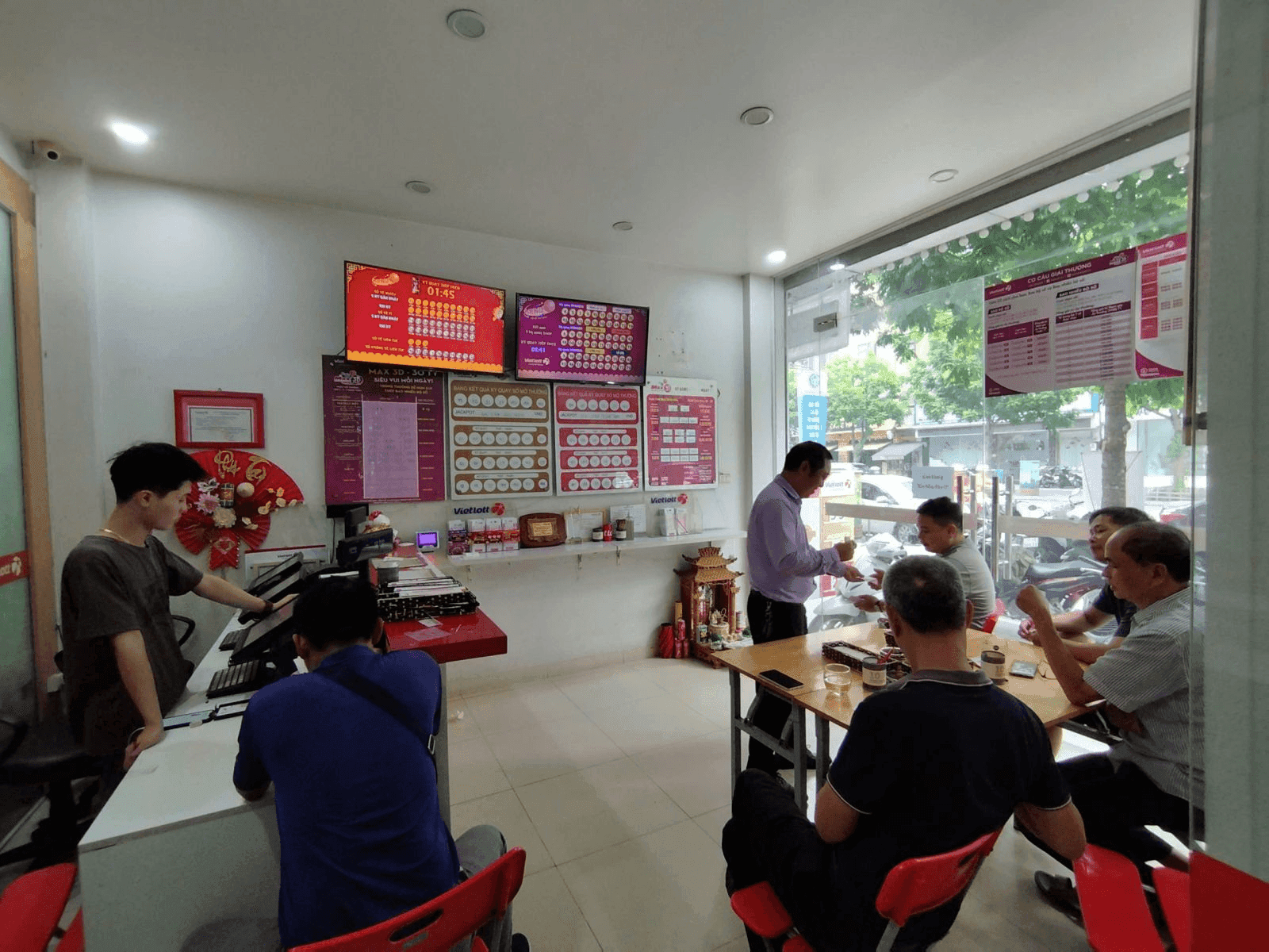 Khách hàng mua vé số Vietlott tại điểm bán đông đúc, thể hiện sức hút của giải Jackpot lớn.
