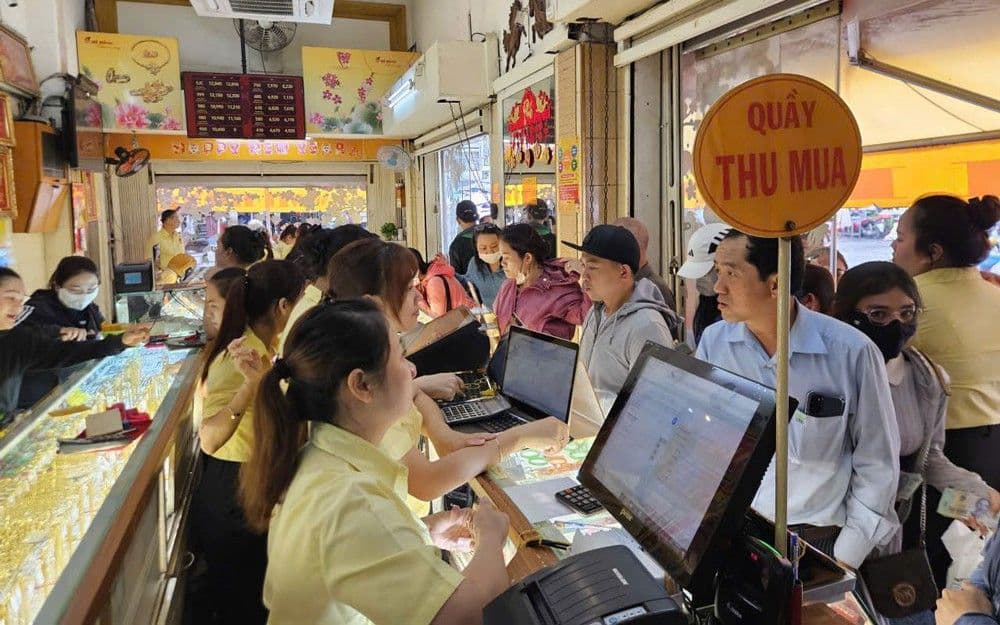 Khách hàng đông đúc tại một cửa hàng vàng, nhiều người đang giao dịch tại quầy thu mua vàng SJC.