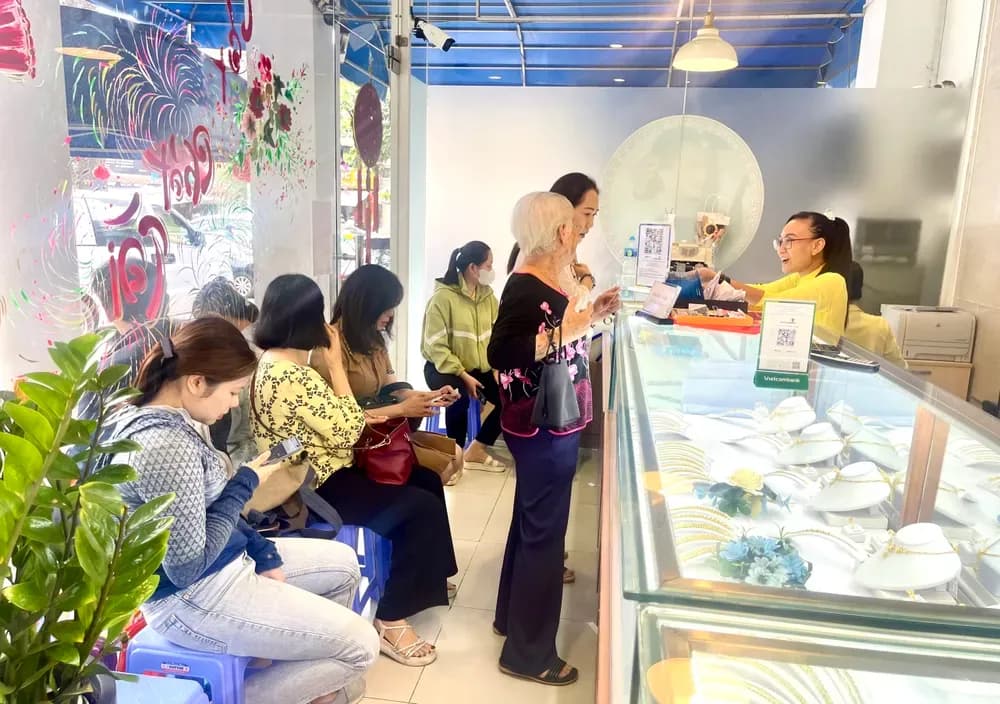 Khách hàng tại cửa hàng vàng SJC trong bối cảnh giá vàng giảm sâu và chênh lệch với thế giới thu hẹp.