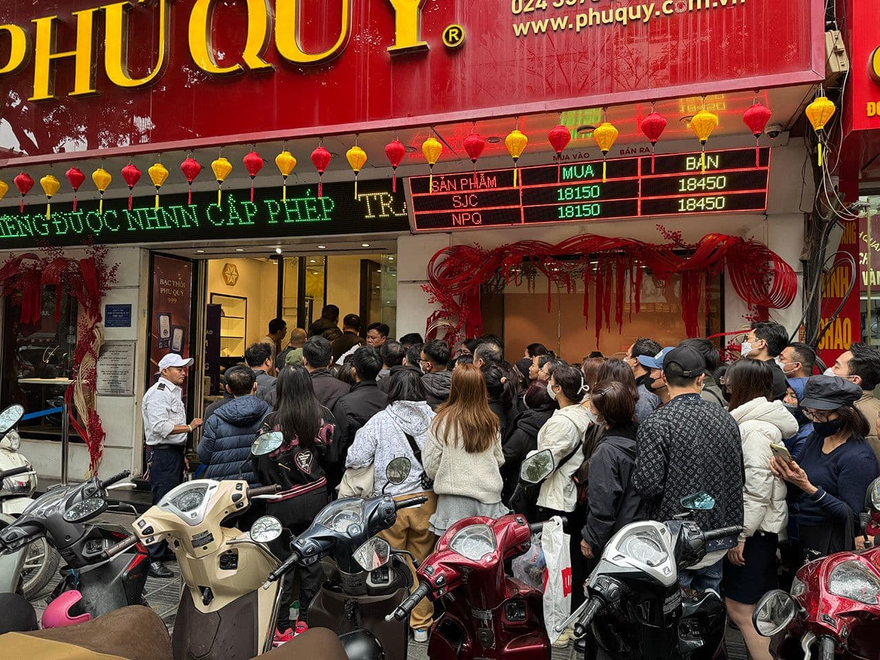 Khách hàng tấp nập tại cửa hàng vàng Phú Quý, phản ánh tâm lý đám đông và dòng tiền đổ về thị trường vàng.