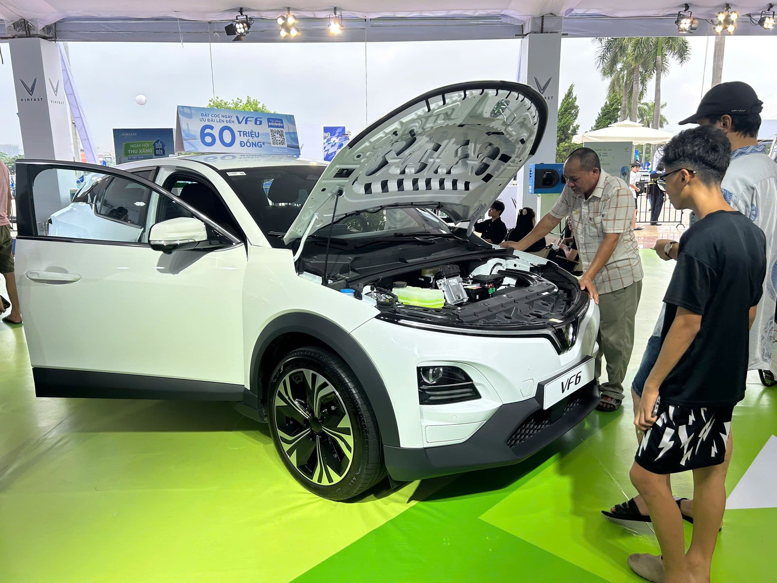 Khách hàng trải nghiệm và tìm hiểu xe điện VinFast VF 6 tại sự kiện.