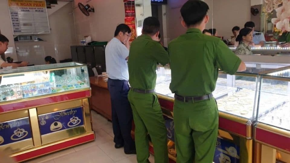 Khách hàng và nhân viên tại cửa hàng vàng, thể hiện hoạt động giao dịch và xây dựng danh mục đầu tư vàng thông thái