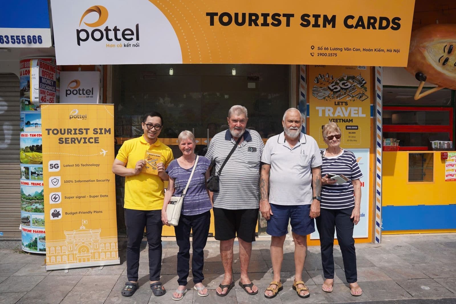 Khách hàng và nhân viên tại một điểm dịch vụ SIM Pottel của Vietnam Post, thể hiện mạng lưới phân phối rộng khắp.