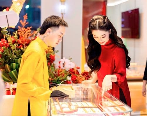 Khách hàng Việt Nam chọn mua vàng trang sức trong không khí lễ hội