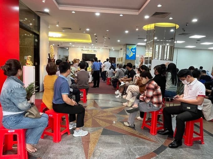 Khách hàng xếp hàng chờ mua bạc tại Sacombank SBJ, thể hiện nhu cầu cao và khó khăn trong việc mua bạc vật chất.