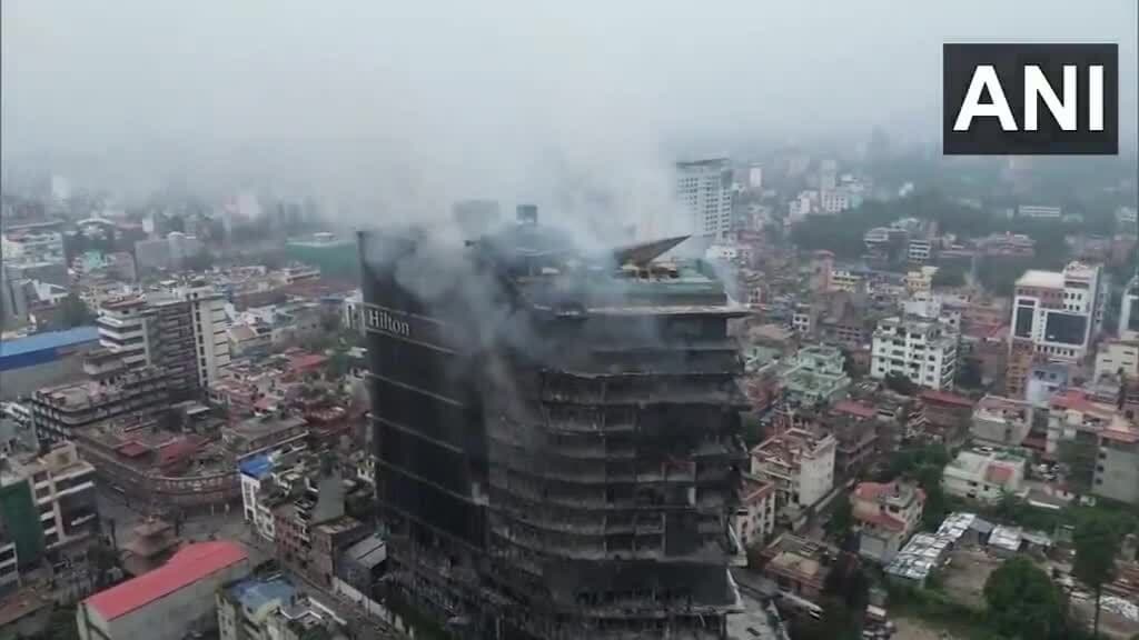 Khách sạn Hilton Kathmandu bị thiêu rụi, chỉ còn khung thép cháy đen và khói bốc lên