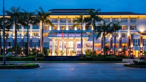 Khách sạn lớn bị cưỡng chế thuế, biểu tượng cho dự án kinh doanh gặp rủi ro pháp lý và niềm tin lung lay.