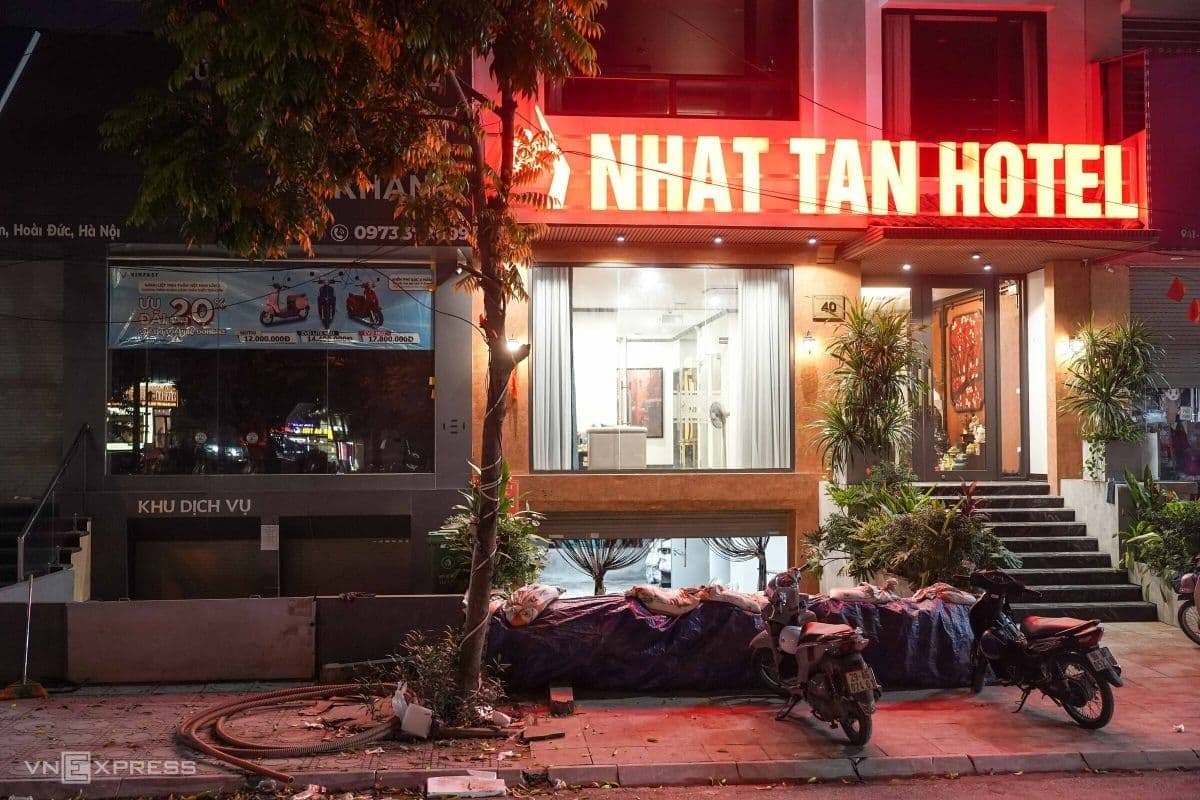 Khách sạn Nhat Tan đóng cửa và gia cố bằng bao cát để phòng chống bão Matmo, thể hiện sự gián đoạn đời sống thường nhật.