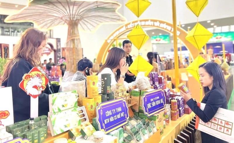 Khách tham quan tại Hội chợ thương mại Festival Huế 2026 với 240 gian hàng, thể hiện sự đa dạng và sôi động của lễ hội.