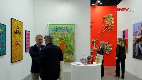 Khách tham quan tại một hội chợ nghệ thuật quốc tế, tượng trưng cho sự kỳ vọng và cái nhìn của công chúng đối với người nghệ sĩ.