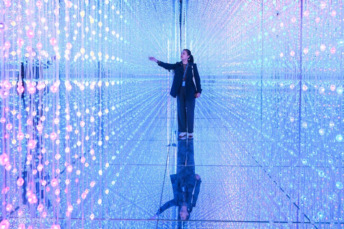 Khách tham quan trải nghiệm hiệu ứng không gian vô tận trong phòng gương vô cực tại Bảo tàng Vũ trụ Việt Nam