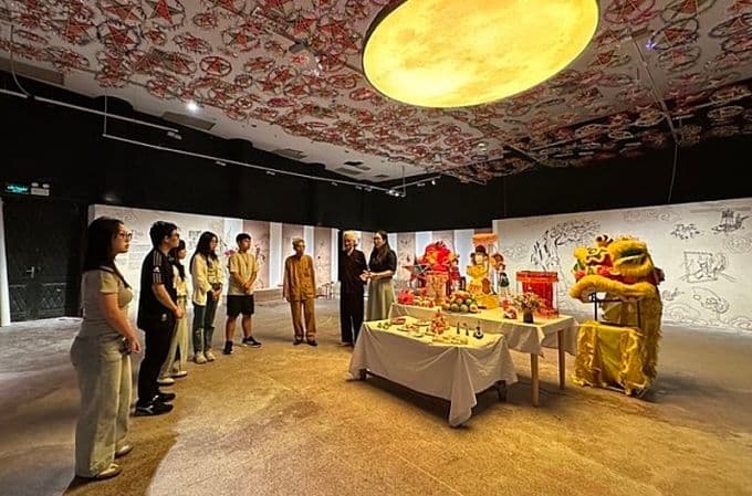 Khách tham quan và múa lân tại không gian trưng bày Tết Trung thu 'Vui cùng trẻ thơ' ở Bảo tàng Dân tộc học Việt Nam.