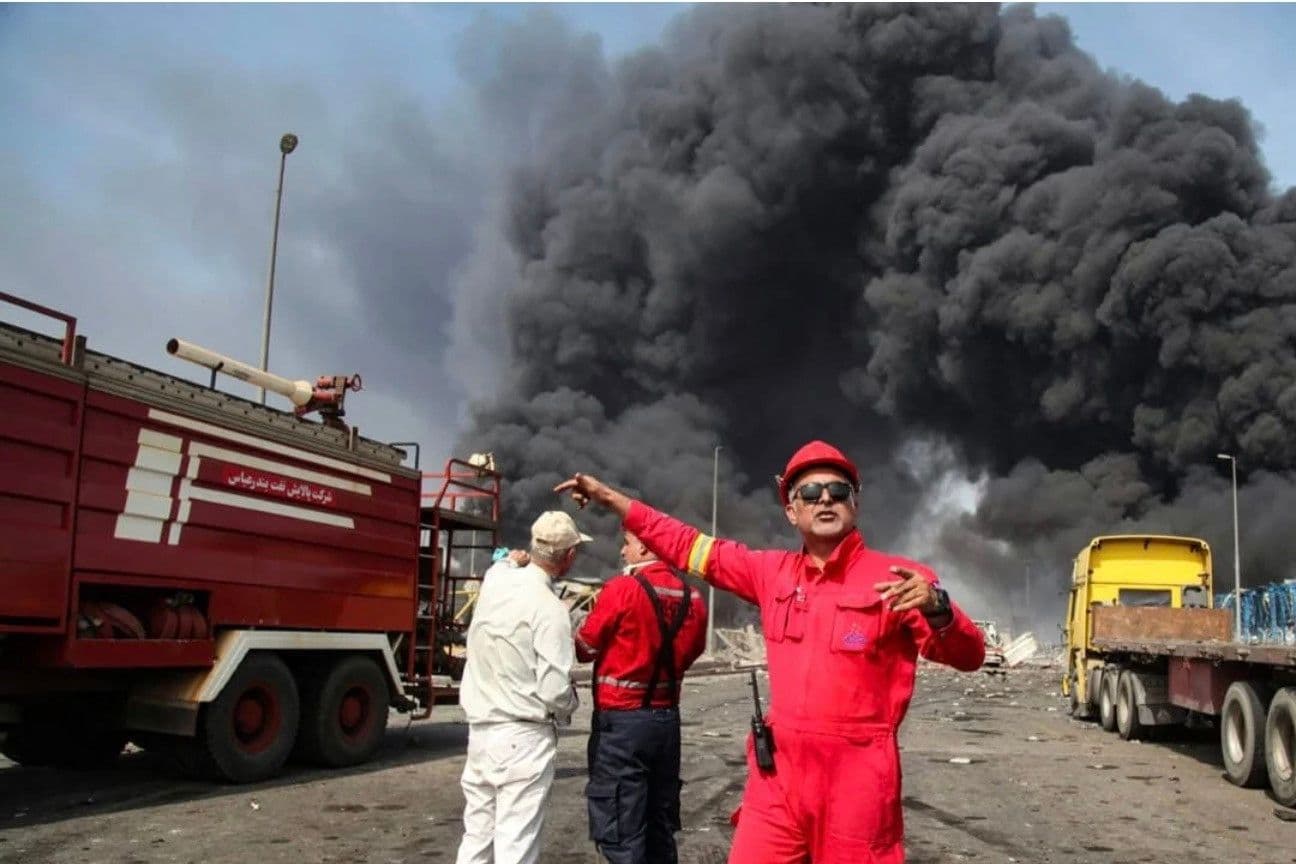 Khói đen bốc lên từ một vụ nổ ở Iran, phản ánh tình hình căng thẳng và quyết tâm phòng thủ của Tehran.