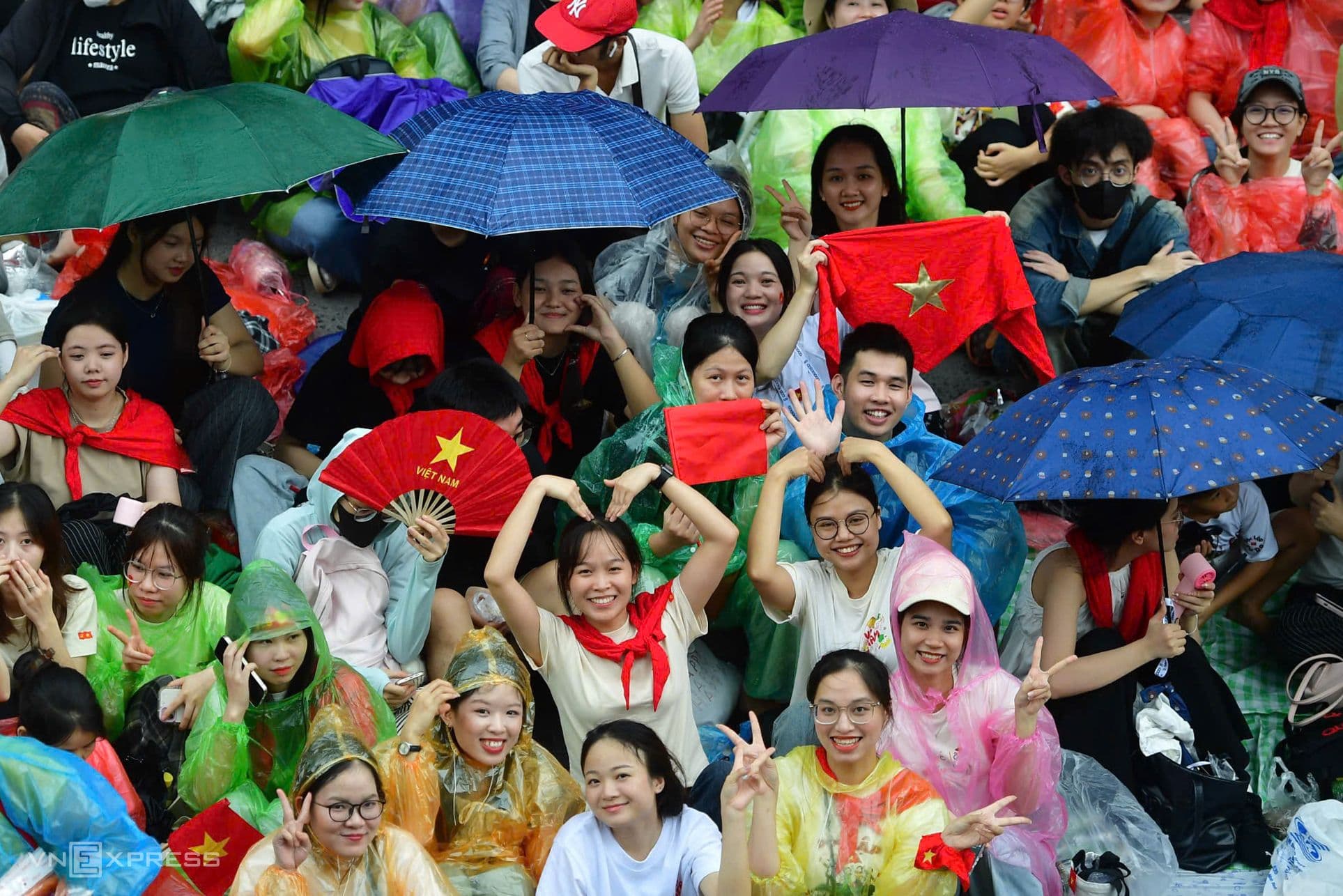 Khối nữ quân nhạc trong trang phục chỉnh tề, diễu hành uy nghi trên đường phố Hà Nội.