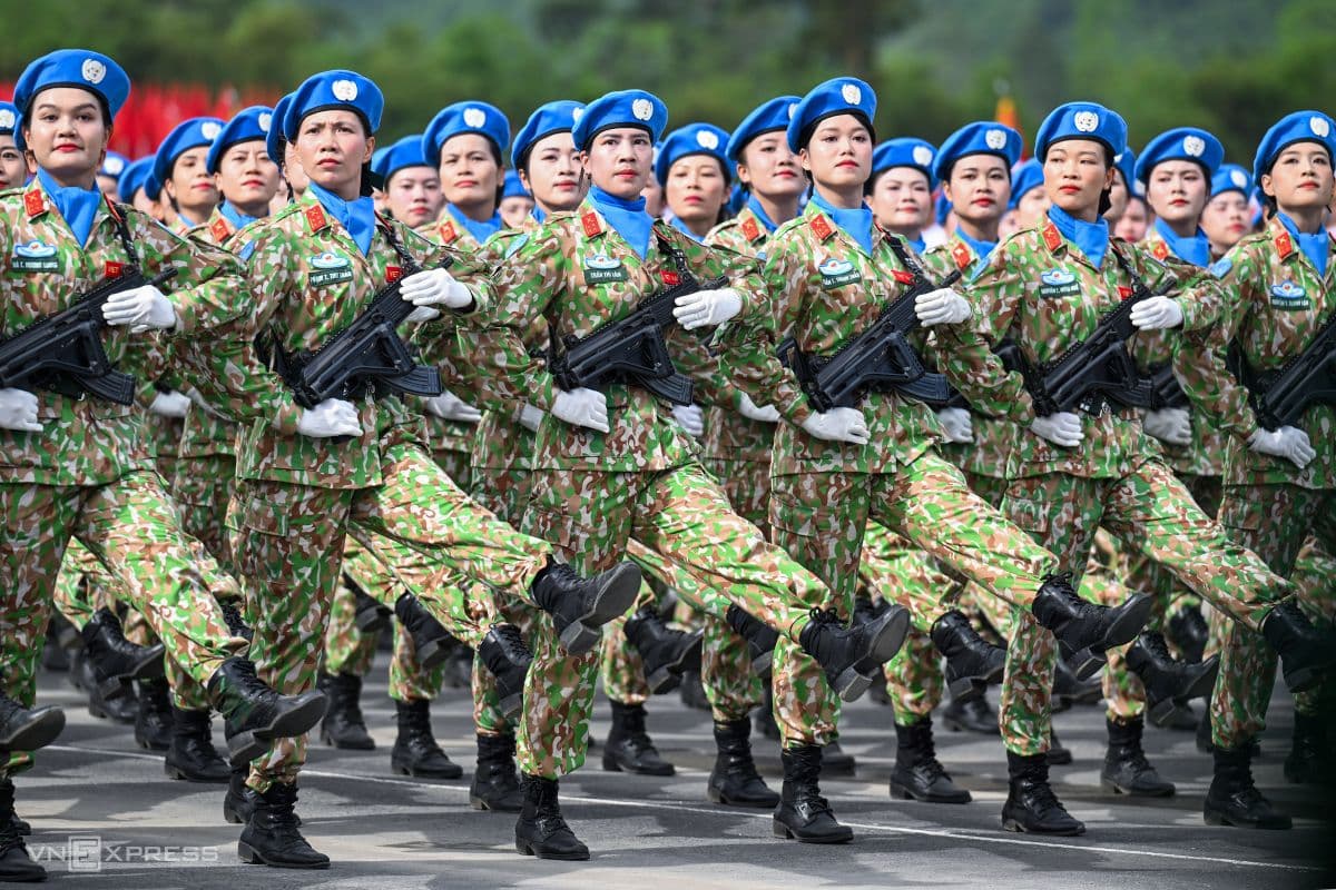Khối nữ sĩ quan Gìn giữ Hòa bình Việt Nam trong trang phục 'mũ nồi xanh' diễu hành, khẳng định vai trò của Việt Nam trong cộng đồng quốc tế.