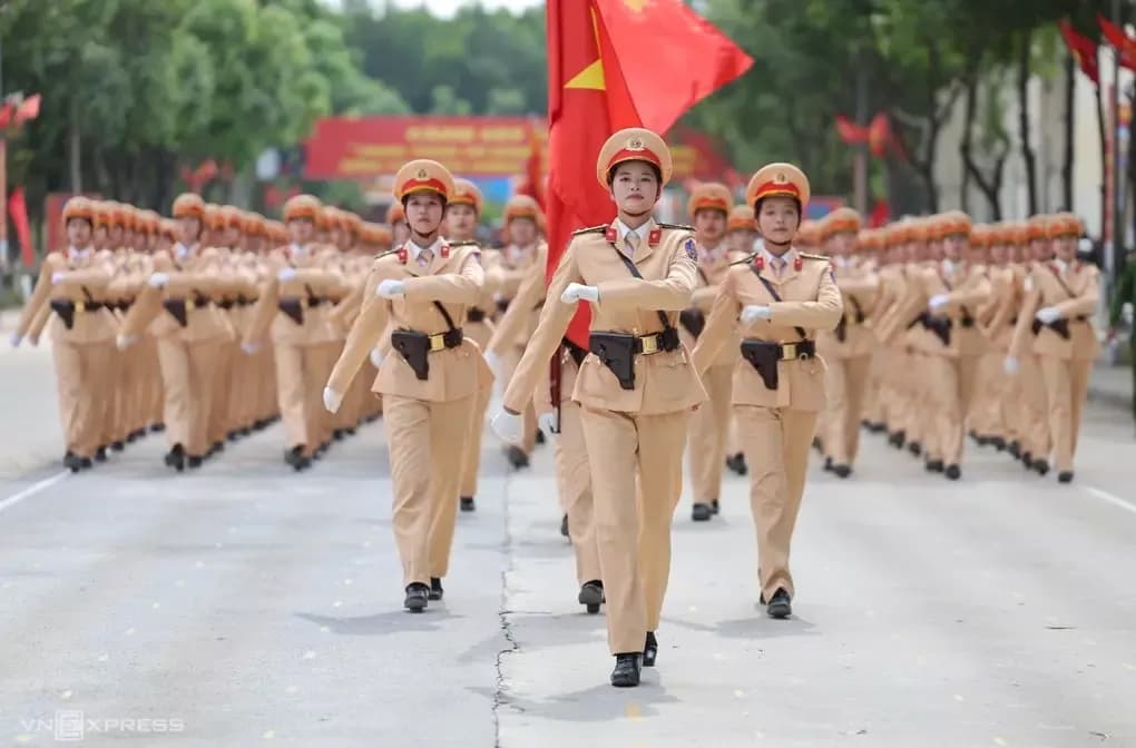 Khối nữ sĩ quan Học viện An ninh nhân dân diễu hành, thể hiện sự kỷ luật và bản lĩnh.