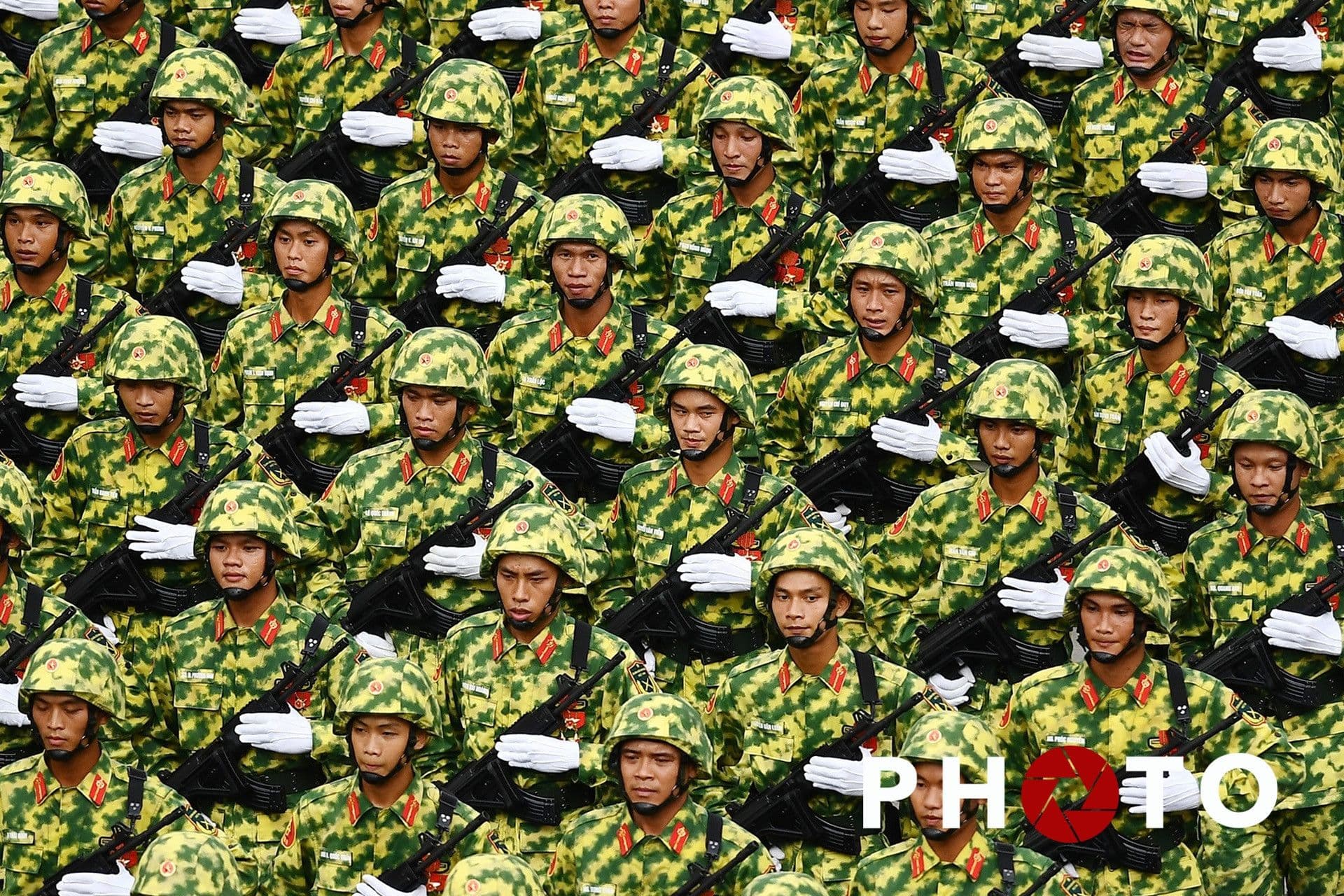 Khối quân đội diễu binh với đội hình kỷ luật, thể hiện sức mạnh và ý chí quật cường của dân tộc.