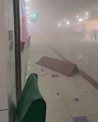 Khói và mảnh vỡ bên trong nhà ga sân bay Dubai, minh họa cho những hệ lụy của cuộc xung đột leo thang ở Trung Đông.