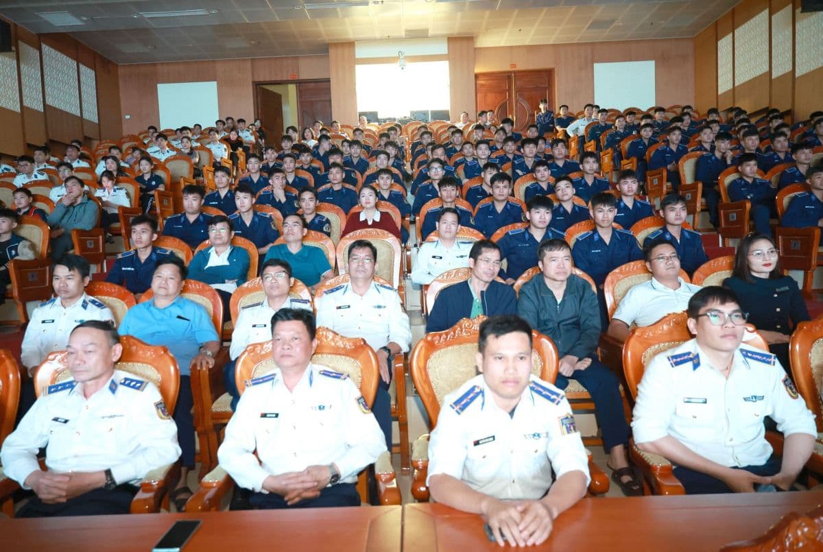 Khán giả, bao gồm cán bộ, chiến sĩ Cảnh sát biển, theo dõi bộ phim 'Mưa Đỏ' tại hội trường.