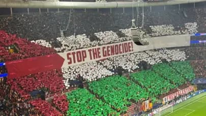 Khán giả Galatasaray tại sân vận động RAMS Park tạo không khí cuồng nhiệt với màn cổ vũ ấn tượng.