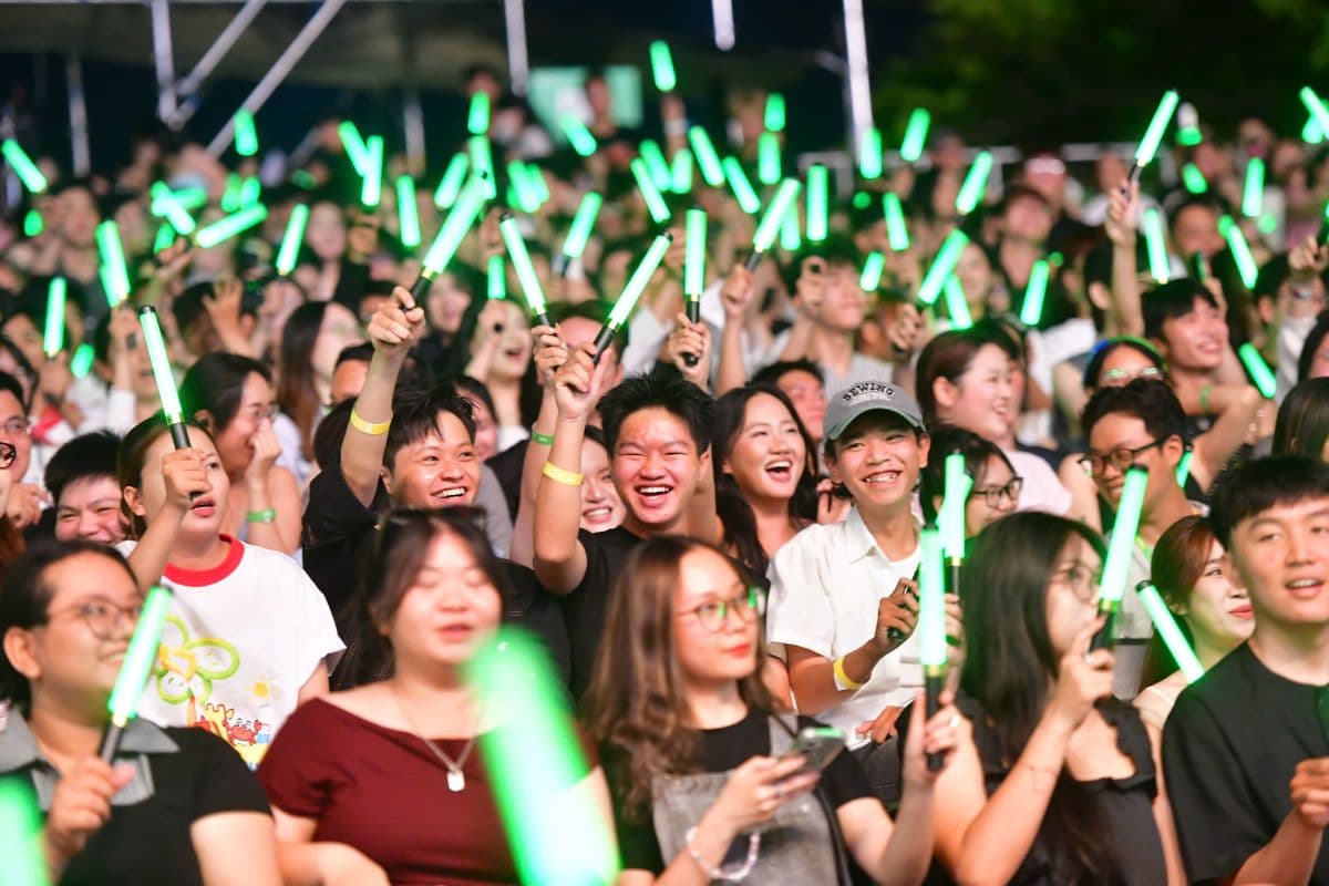 Khán giả Gen Z tại concert, thể hiện sự kết nối sâu sắc với âm nhạc của Phùng Khánh Linh.