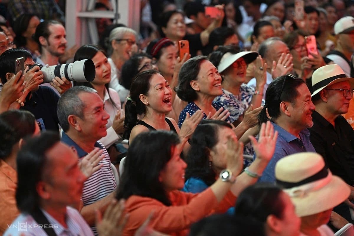 Khán giả hòa mình vào không gian âm nhạc Trịnh Công Sơn, cảm nhận sự kết nối và bình yên.