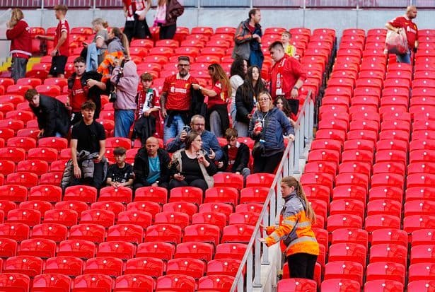 Khán giả Liverpool rời khỏi khán đài chính của sân Anfield theo yêu cầu sơ tán.