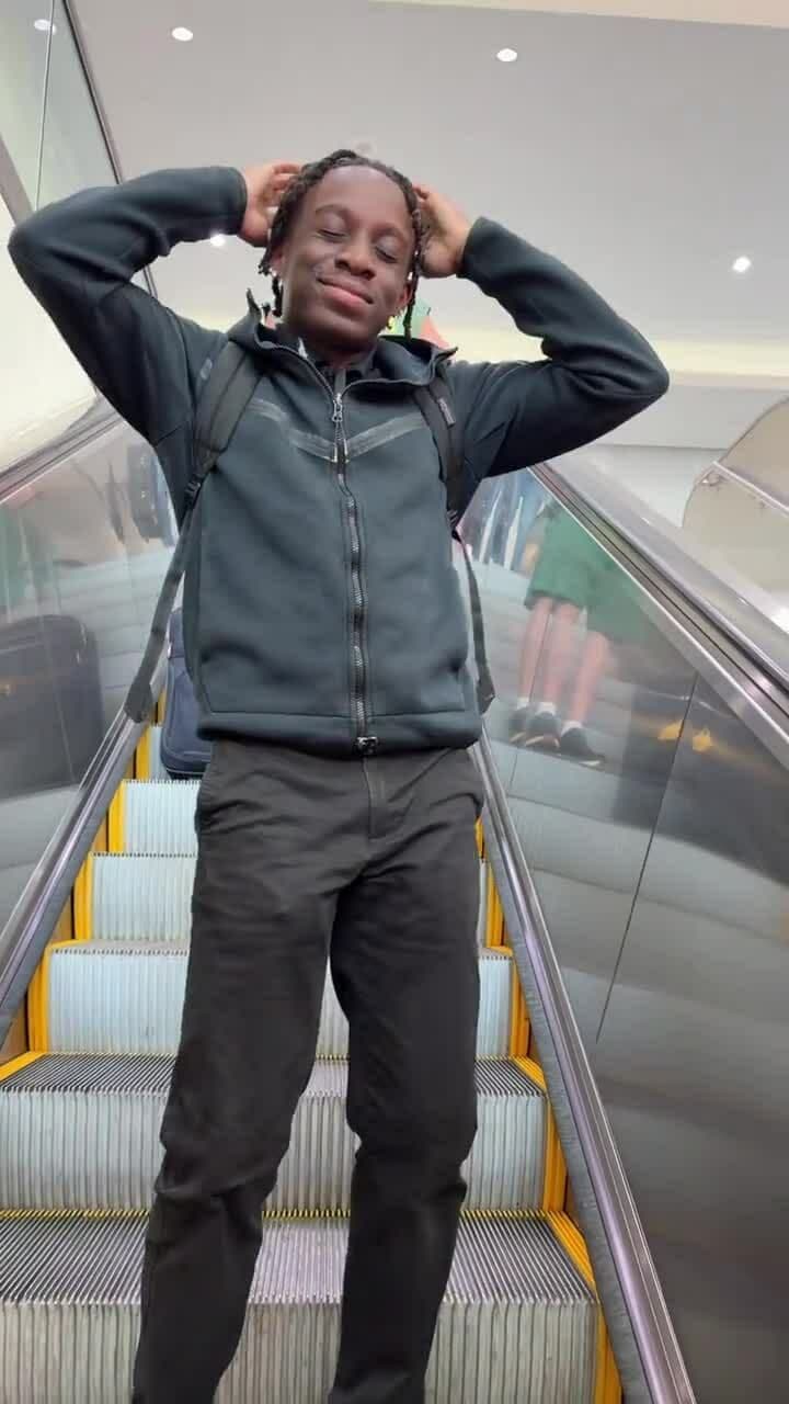 Khán giả nước ngoài vui vẻ nhảy theo điệu nhạc Việt viral, thể hiện sự lan tỏa toàn cầu.