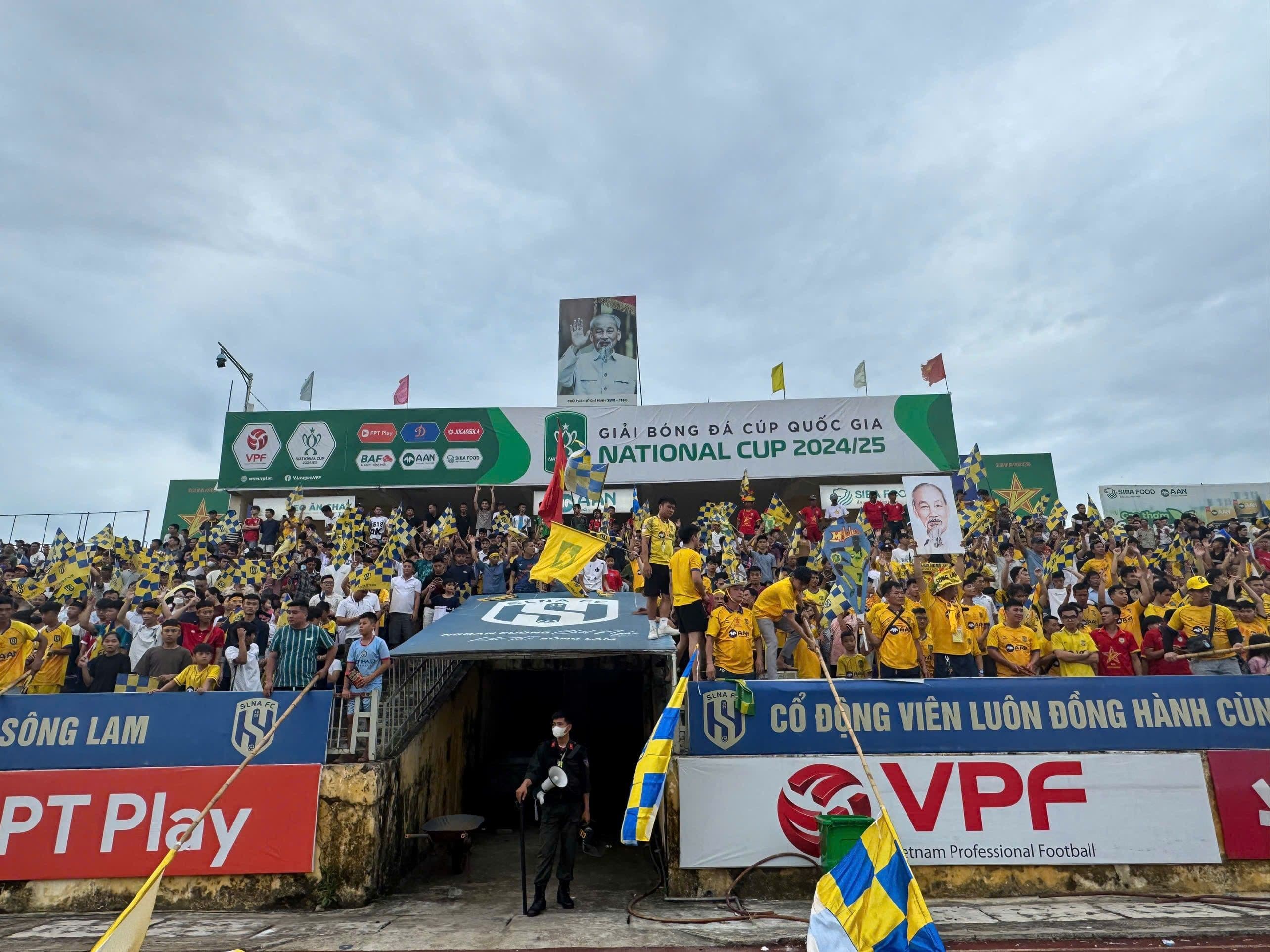 Khán giả đông đảo cổ vũ trận chung kết Cúp Quốc gia tại sân Vinh, nơi SLNA gặp CAHN.