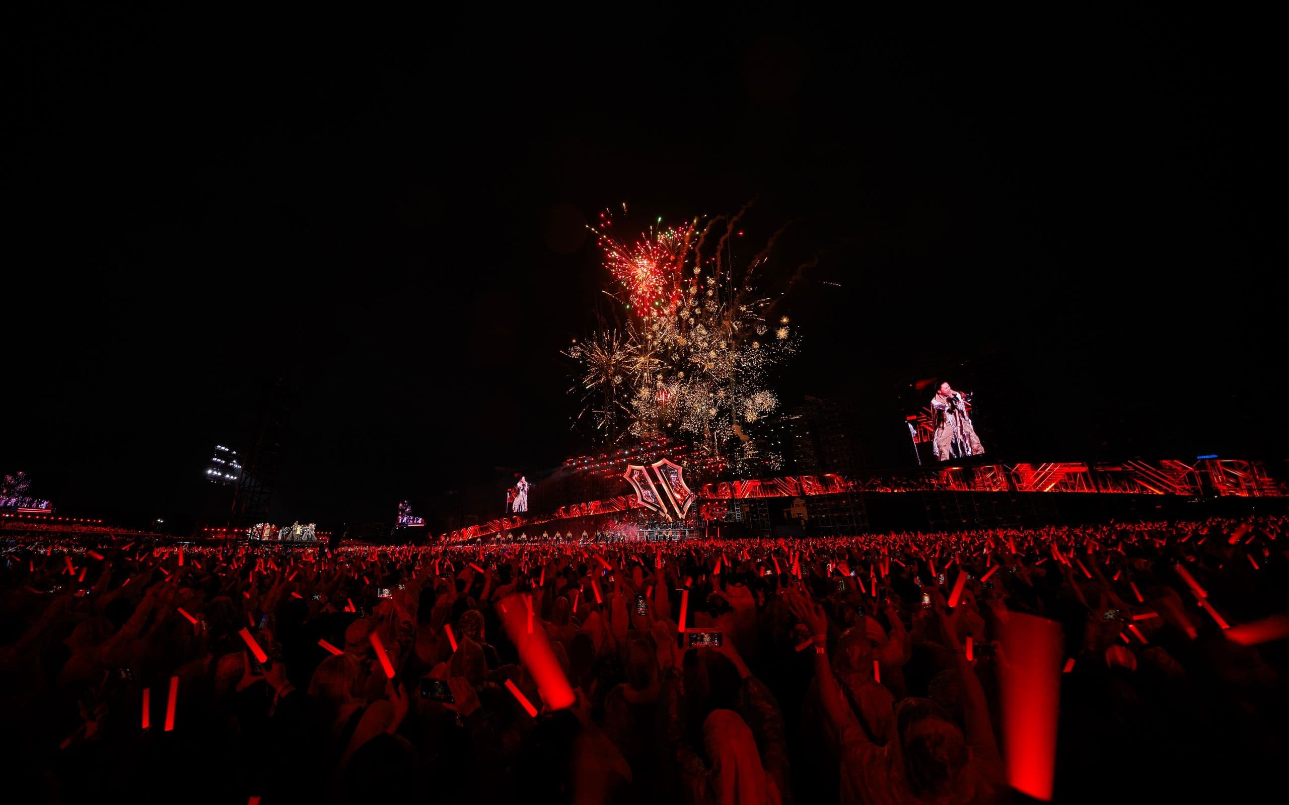 Khán giả đông đảo tại đêm nhạc hội của Anh trai vượt ngàn chông gai, với pháo hoa rực rỡ.