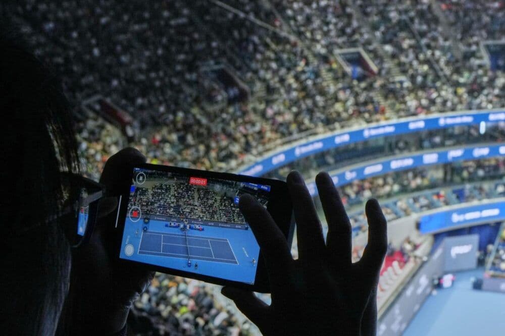 Khán giả theo dõi trận đấu quần vợt tại giải China Open, nơi Sinner đã tôi luyện bản thân.