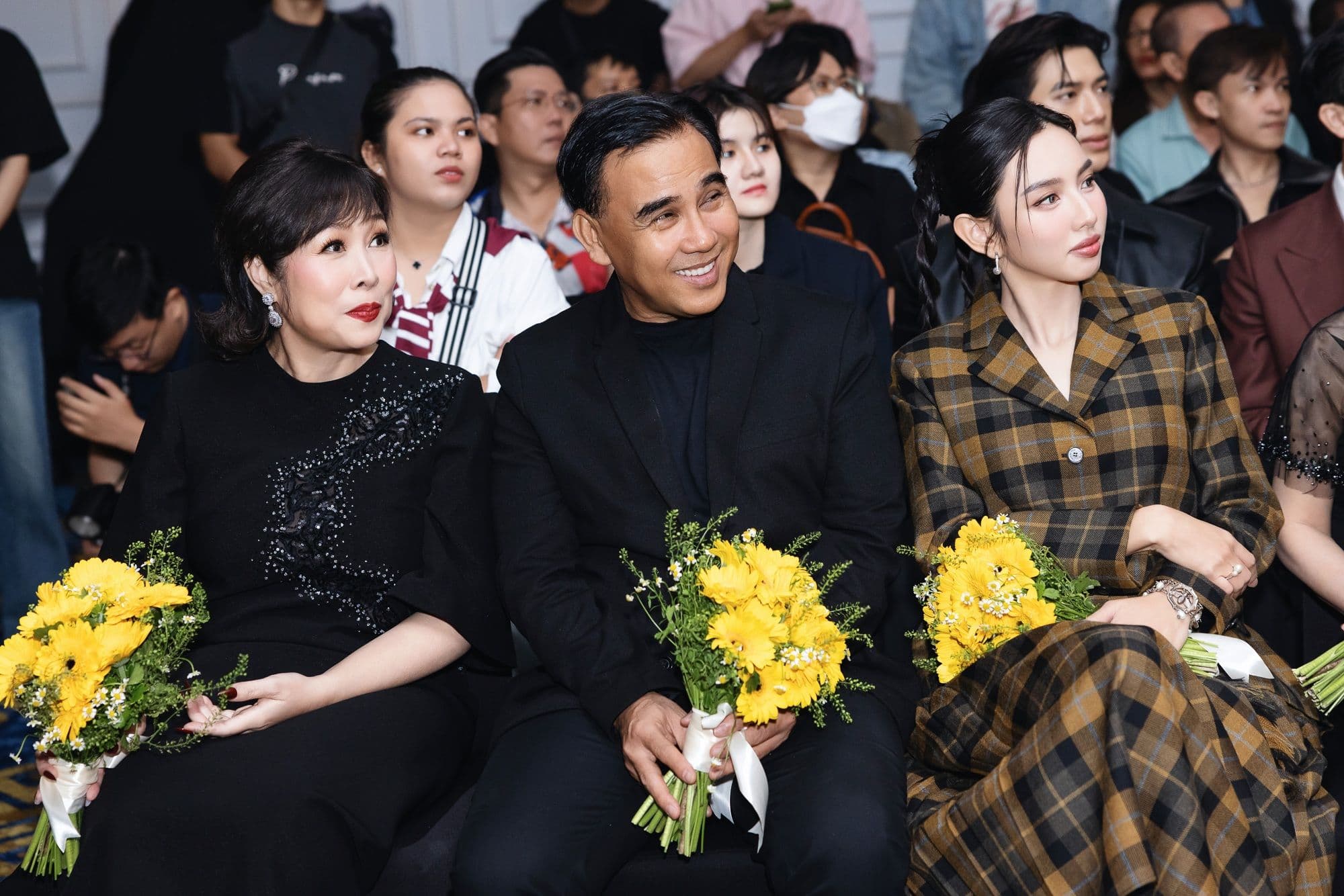 Khán giả và ê-kíp tại buổi công chiếu phim 'Chốt Đơn!' nơi phiên bản AI của nữ chính được hé lộ.