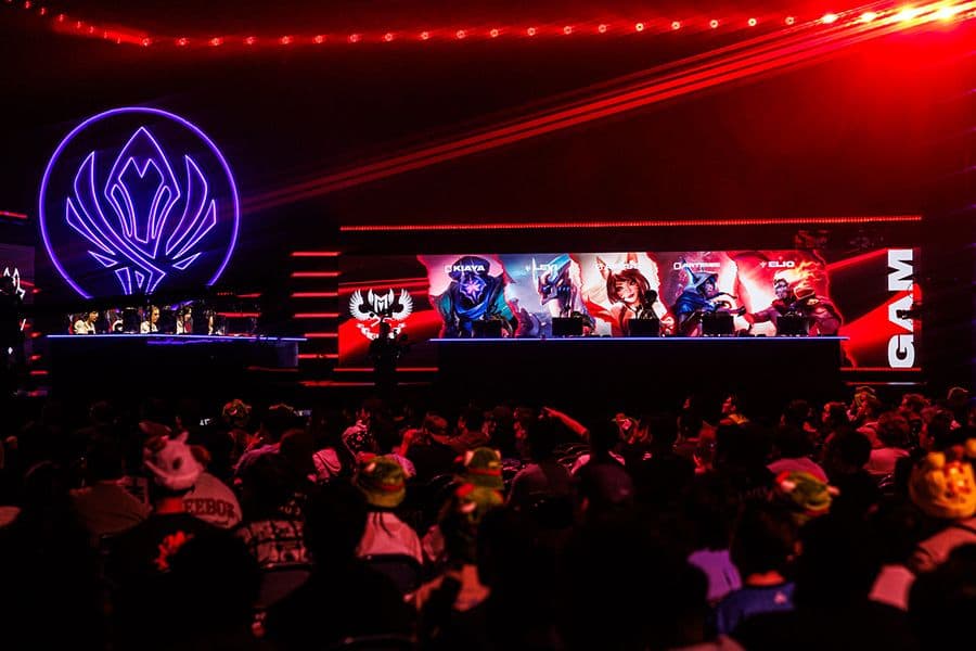 Khán giả và sân khấu hoành tráng tại giải đấu MSI 2025 ở Vancouver