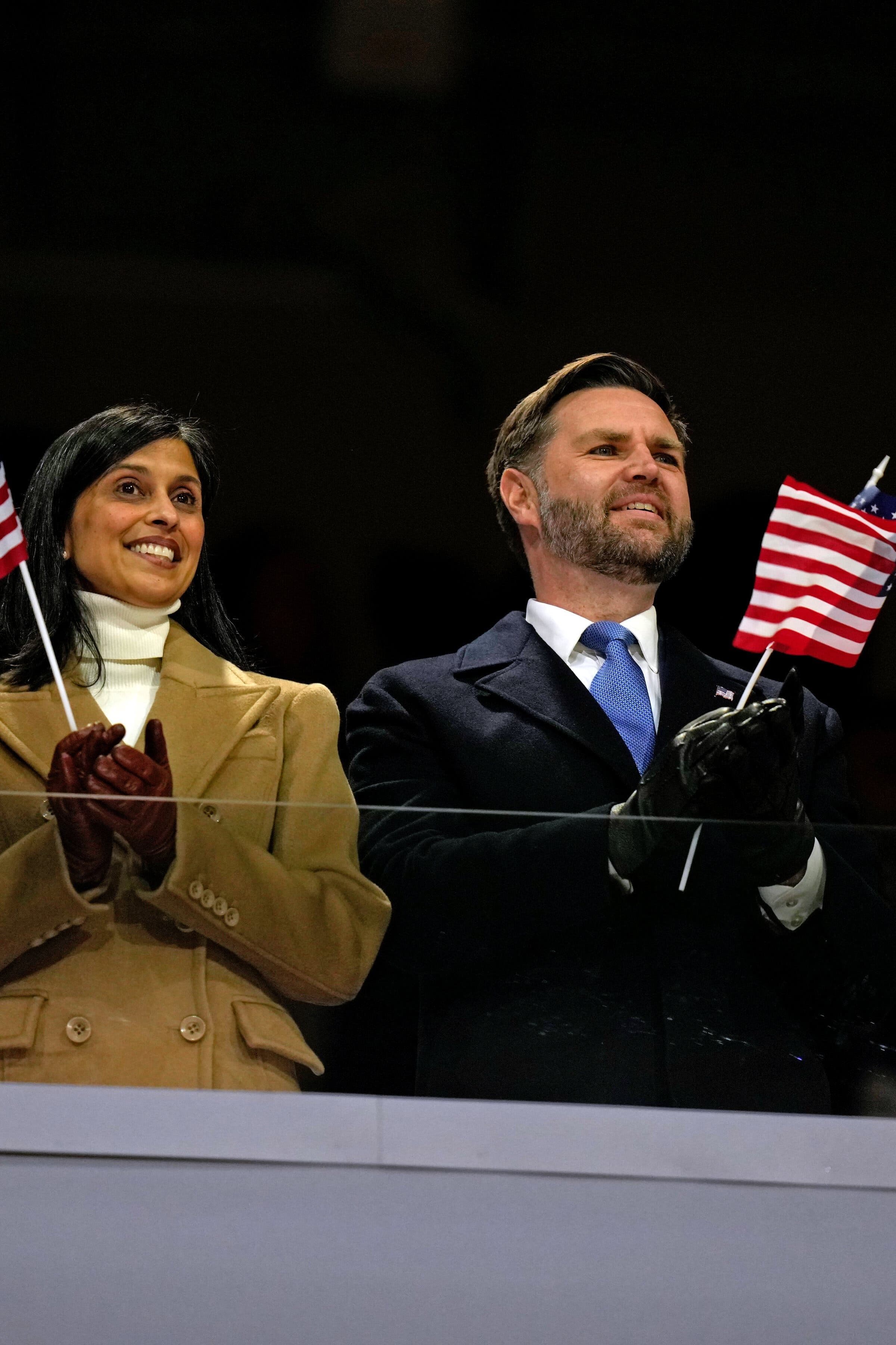 Khán giả với cờ Mỹ tại một sự kiện thể thao lớn, thể hiện tinh thần quốc gia và quy mô của Super Bowl.