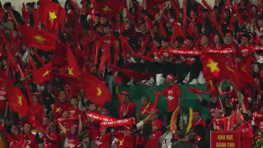Khán giả Việt Nam cổ vũ cuồng nhiệt trên sân nhà Lạch Tray, tạo động lực cho tuyển nữ.