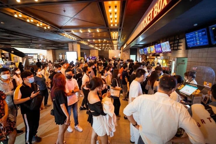 Khán giả xếp hàng mua vé tại rạp chiếu phim, thể hiện sự tương tác và sân chơi của điện ảnh Việt.