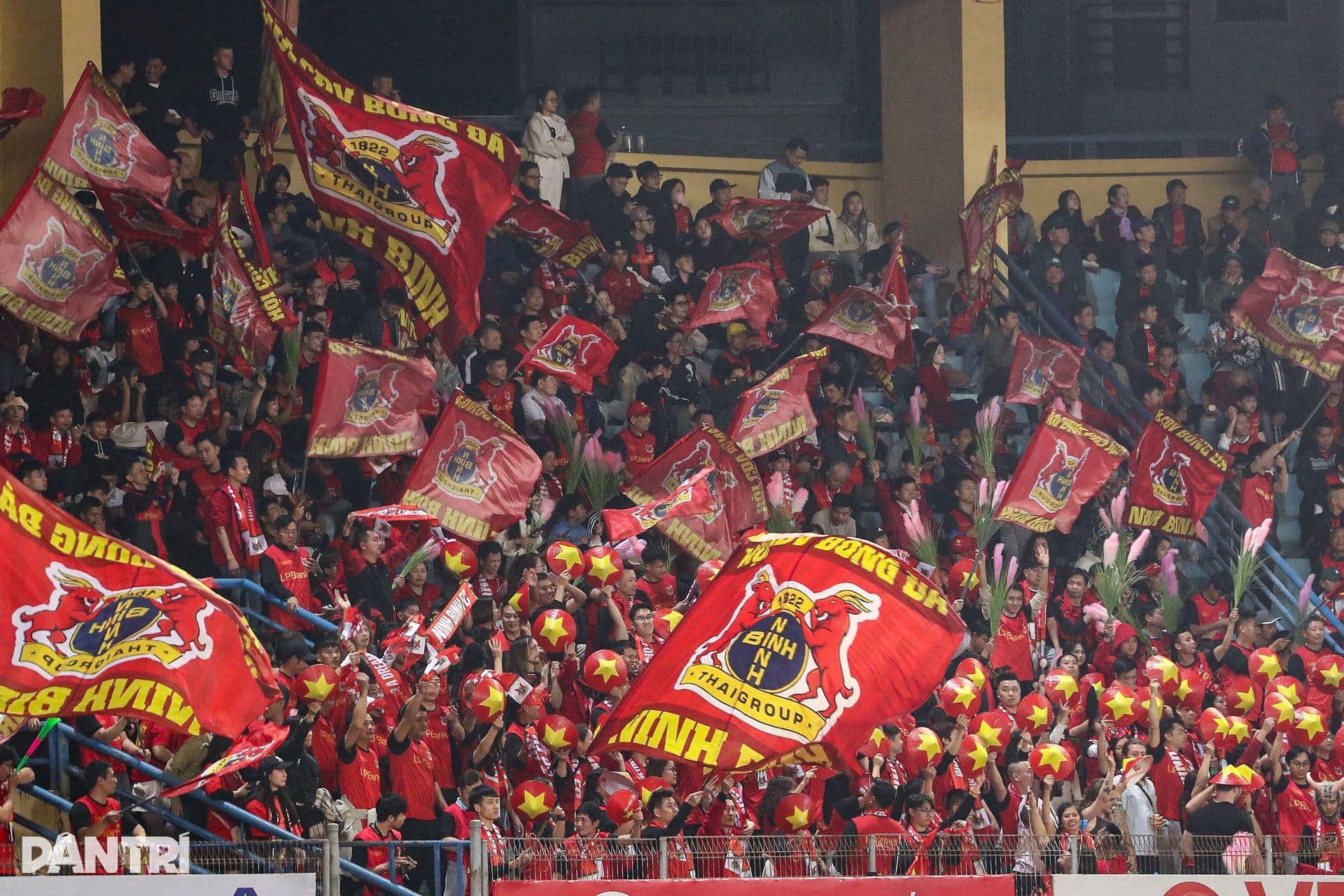 Khán đài sân Hàng Đẫy chật kín cổ động viên trong ngày Đình Bắc nhận giải Vua phá lưới U23 châu Á và CLB CAHN thi đấu.