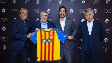 Khán đài sân vận động Mestalla tràn ngập người hâm mộ cuồng nhiệt của Valencia.