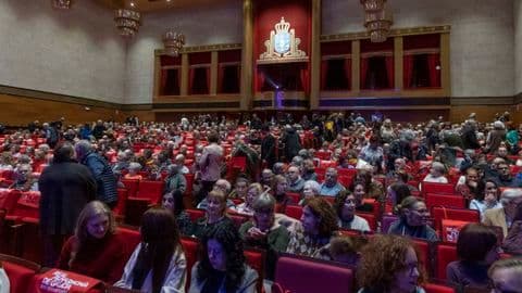 Khán phòng Auditorio de Galicia chật kín khán giả đang chờ đợi hoặc thưởng thức buổi hòa nhạc giao hưởng.