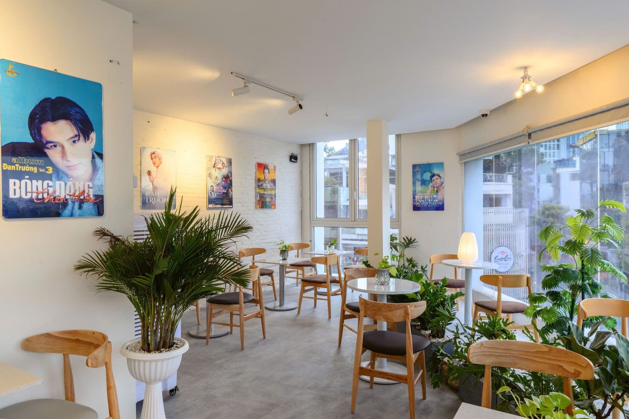 Không gian bên trong Bo's Coffee House với các poster của Đan Trường, tạo nên một bảo tàng ký ức cho người hâm mộ