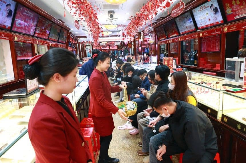 Không gian cửa hàng vàng Bảo Tín Mạnh Hải với khách hàng đang giao dịch, thể hiện xu hướng vàng trải nghiệm và tích lũy.