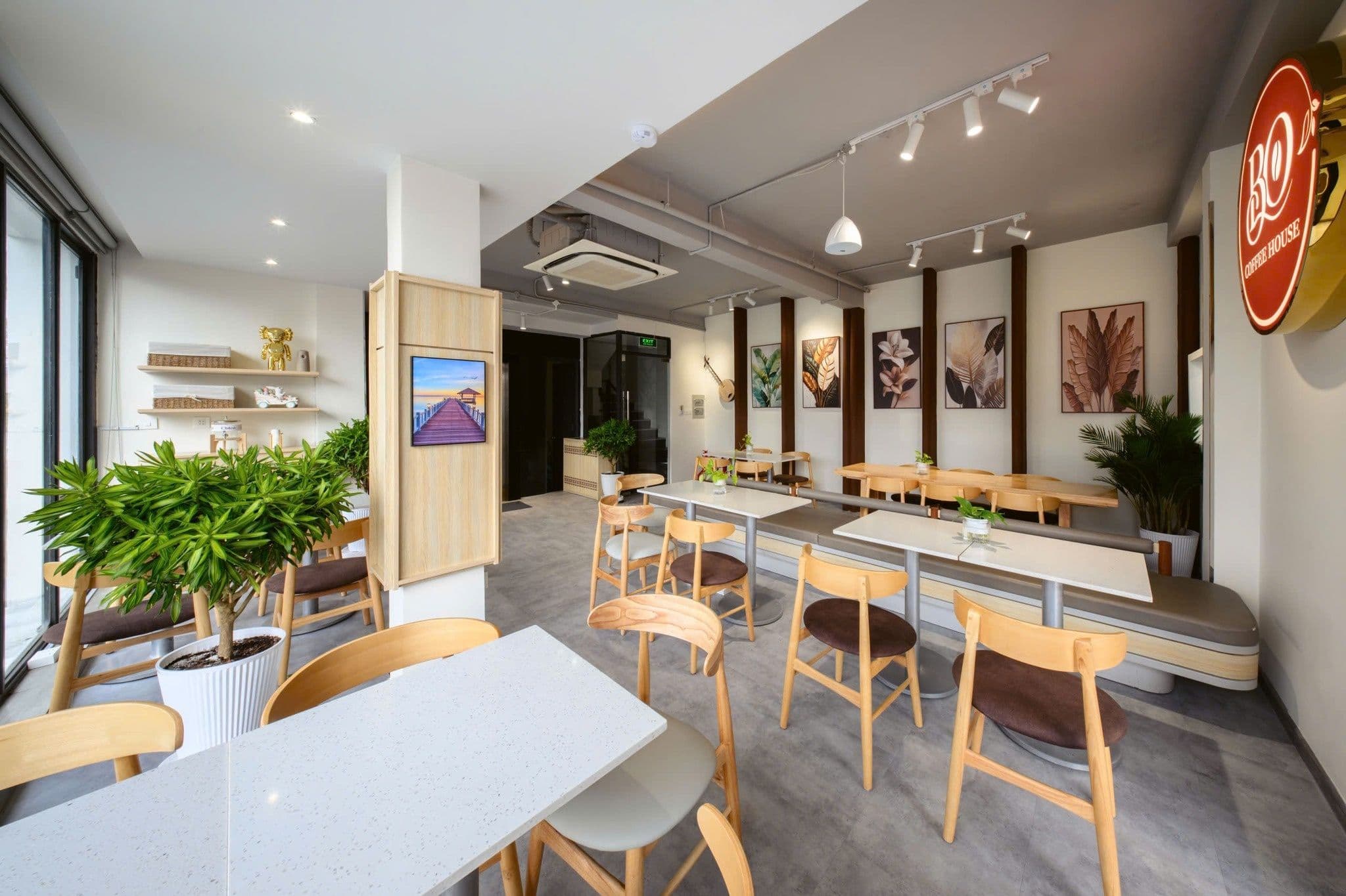 Không gian hiện đại và ấm cúng bên trong Bo's Coffee House, nơi khách hàng có thể kết nối và chia sẻ kỷ niệm