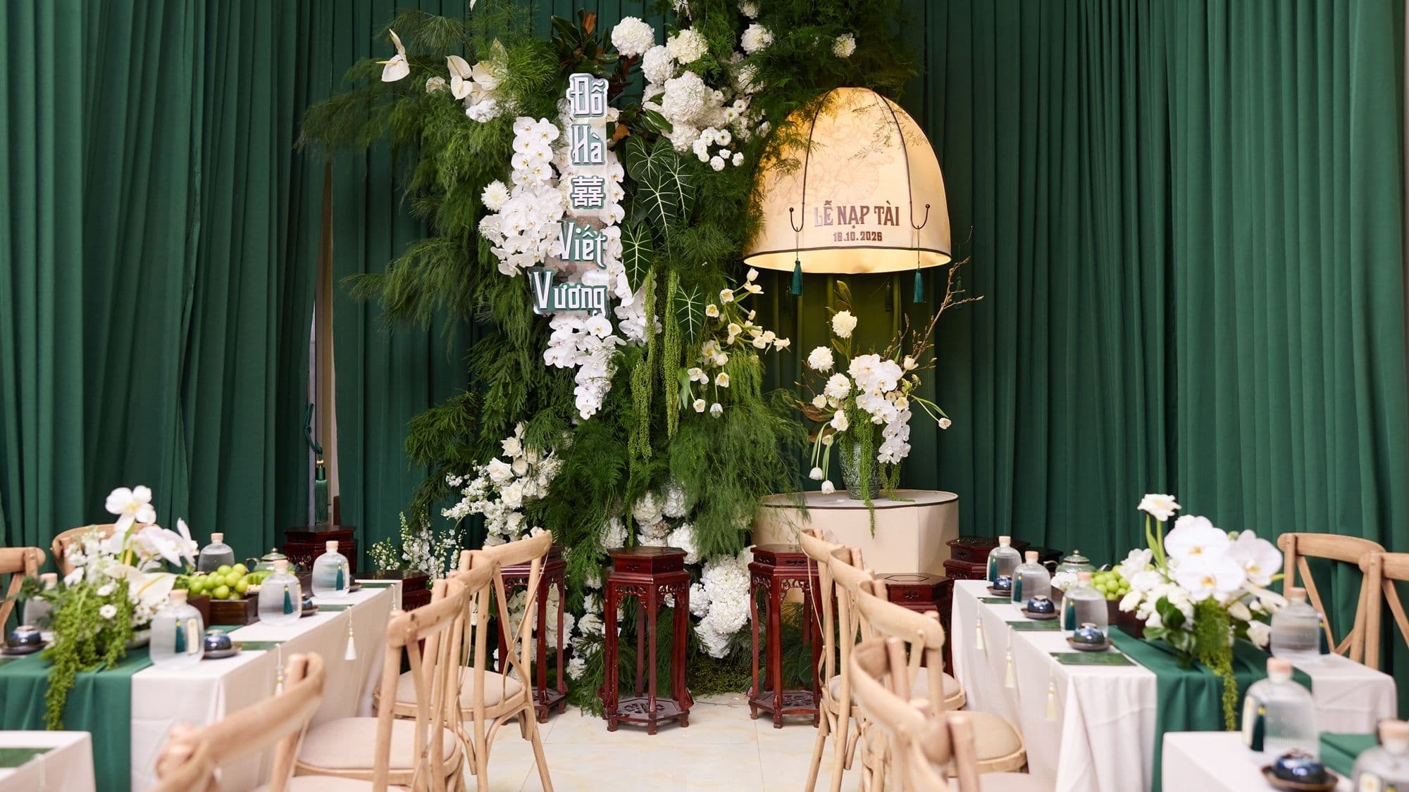 Không gian lễ ăn hỏi của Đỗ Thị Hà trang hoàng tông xanh mộc bản, trắng tinh khôi với đèn lồng bọc trứng, mang ý nghĩa văn hóa sâu sắc.
