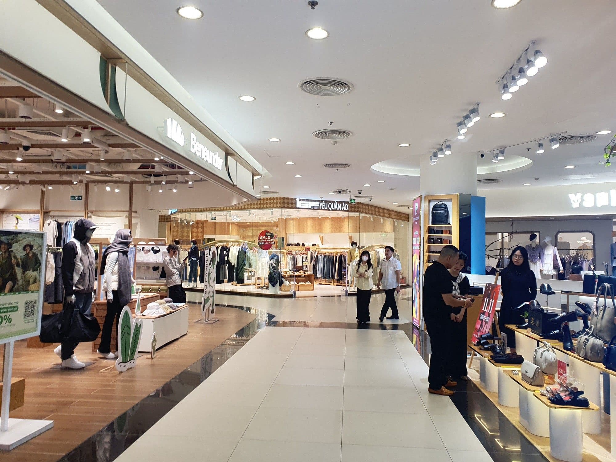 Không gian mua sắm rộng lớn vắng bóng người, cho thấy sự thay đổi từ cảnh chen chúc mua sắm ồn ào sang không khí "trầm lắng" của ngày 11/11.